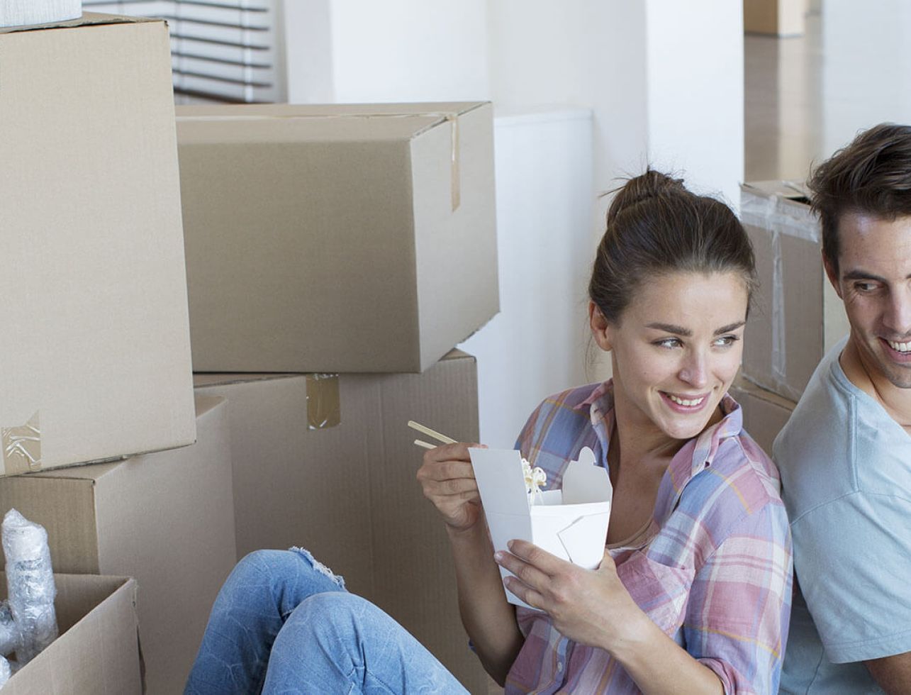 Umzüge sind teuer - danach bleibt wenig Geld für neue Möbel. In solchen Situationen kann ein Möbelkredit von Hilfe sein. Erfahren Sie jetzt mehr dazu!